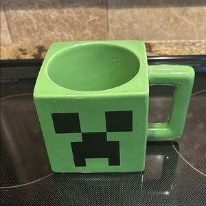 Minecraft Creeper Face green and black ceramic mug. 3 1/2”, EUC